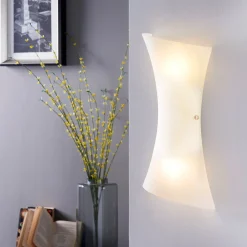 Lindby seinävalaisin Ebba, korkeus 39 cm, valkoinen alabasteri, lasia