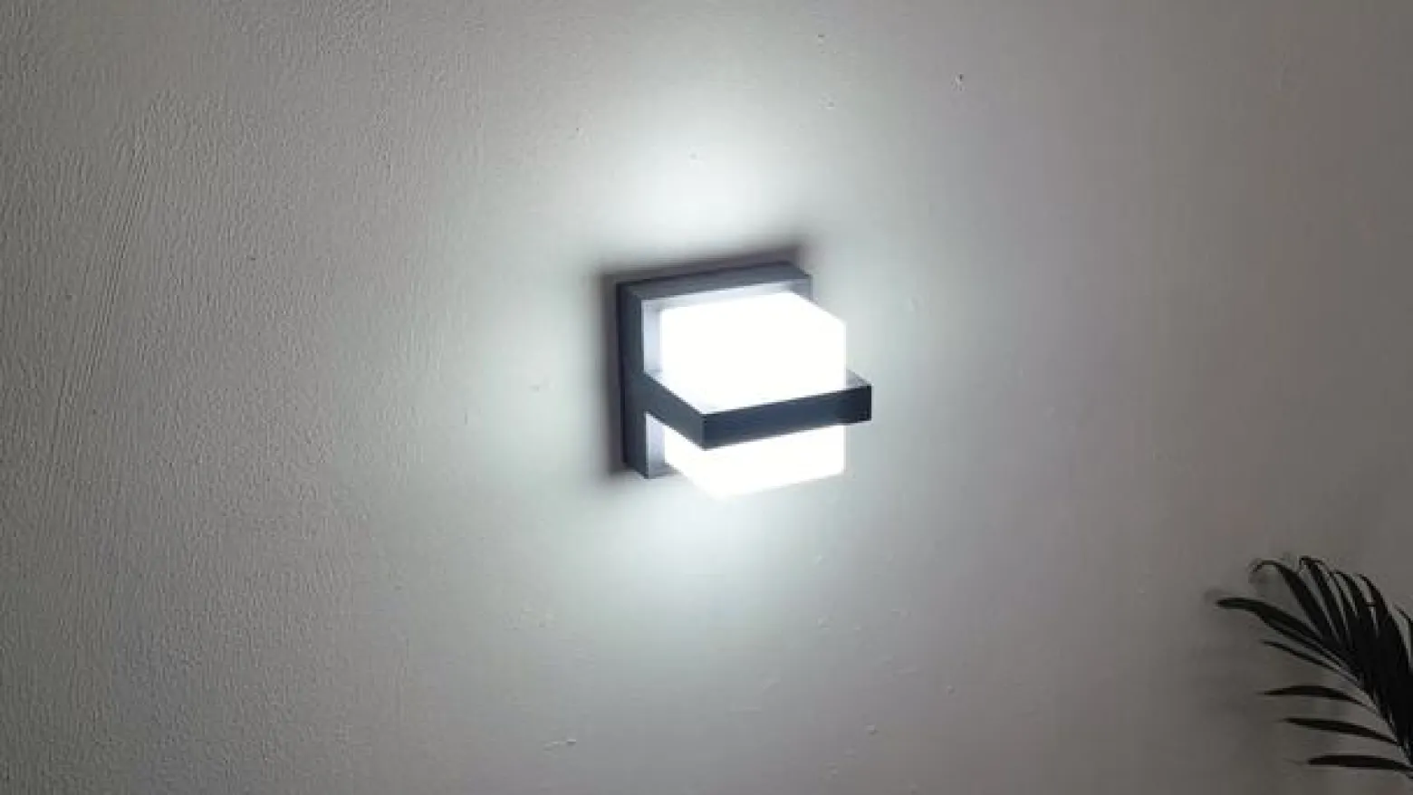 Lindby Smart LED-ulkoseinävalaisin Fyra, kulmikas, CCT RGB, Tuya