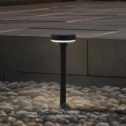 Lindby Solar-LED-maapiikkivalaisin Brinca, musta, PC, anturi