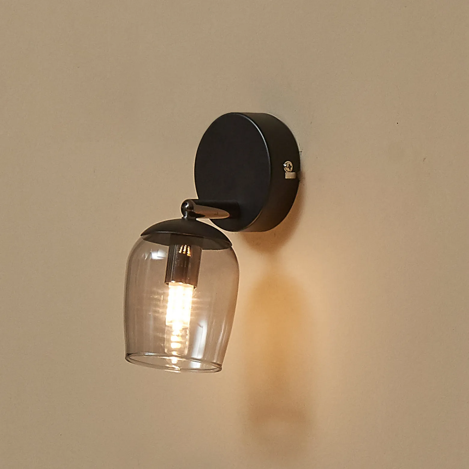 Lindby Spot Katjana, 1-valaisin, 16,9 cm korkea, savulasi, savustettu lasi