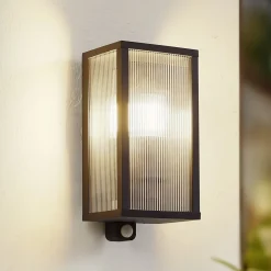 Lindby ulkoseinälamppu Peldar, antrasiitti/uurteinen, 26 cm, liiketunnistin
