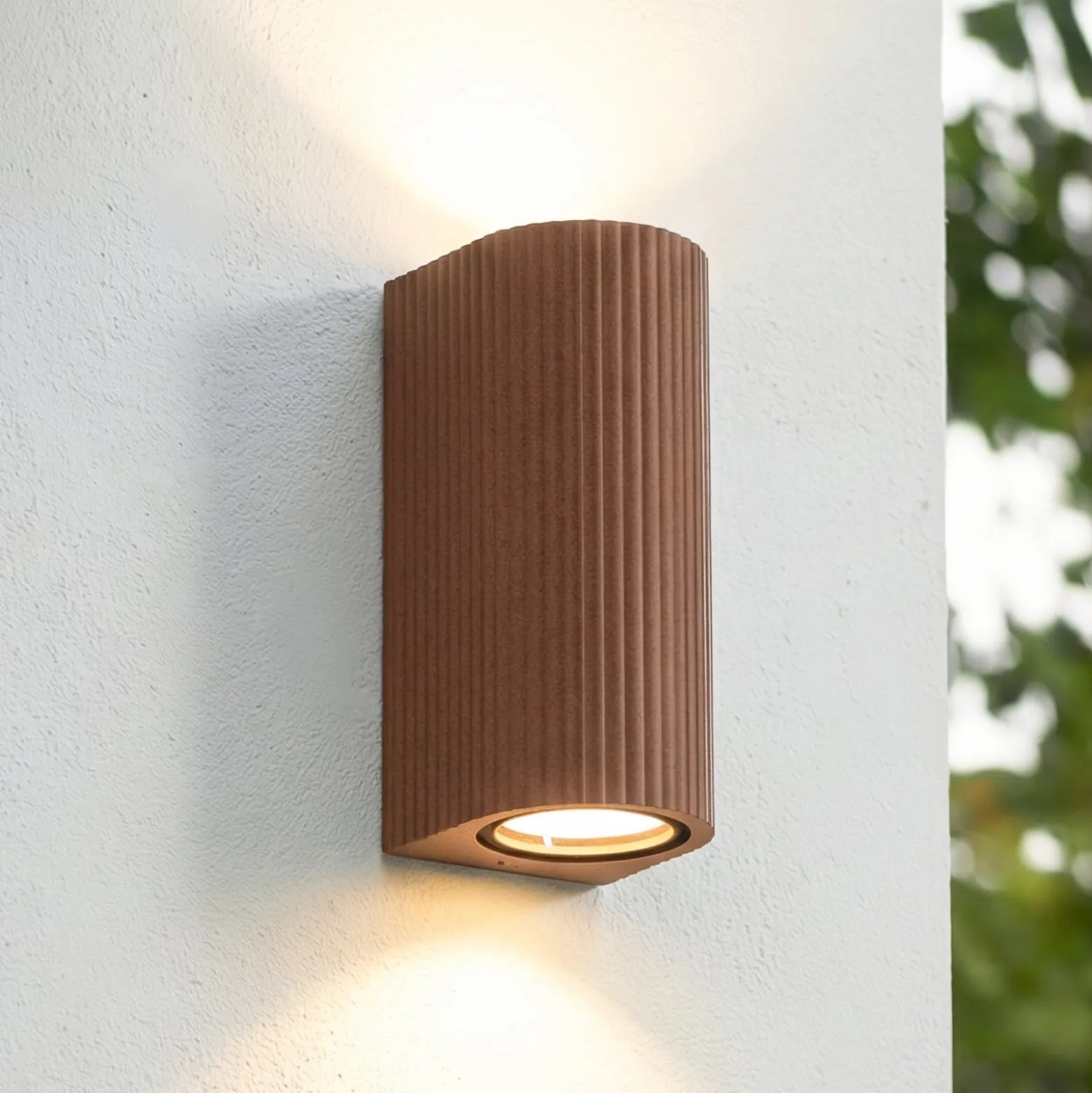 Lindby ulkoseinävalaisin Aluvo, ruoste, 16 cm, IP65, aallotettu