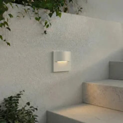 Lindby upotettava LED-seinävalaisin Alune, valkoinen, kaareva, 8x8cm, IP65