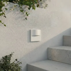 Lindby upotettava LED-seinävalaisin Alune, valkoinen, kaareva, 8x8cm, IP65