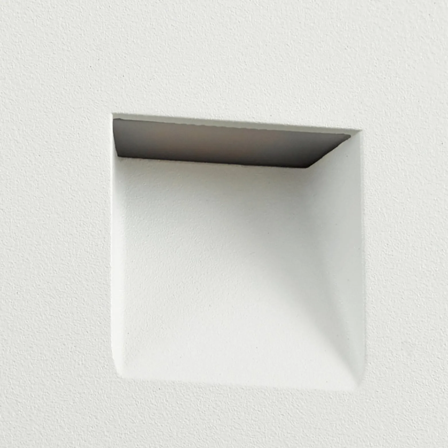 Lindby upotettava LED-seinävalaisin Alune, valkoinen, kulmikas, 8x8cm, IP65