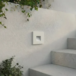 Lindby upotettava LED-seinävalaisin Alune, valkoinen, kulmikas, 8x8cm, IP65