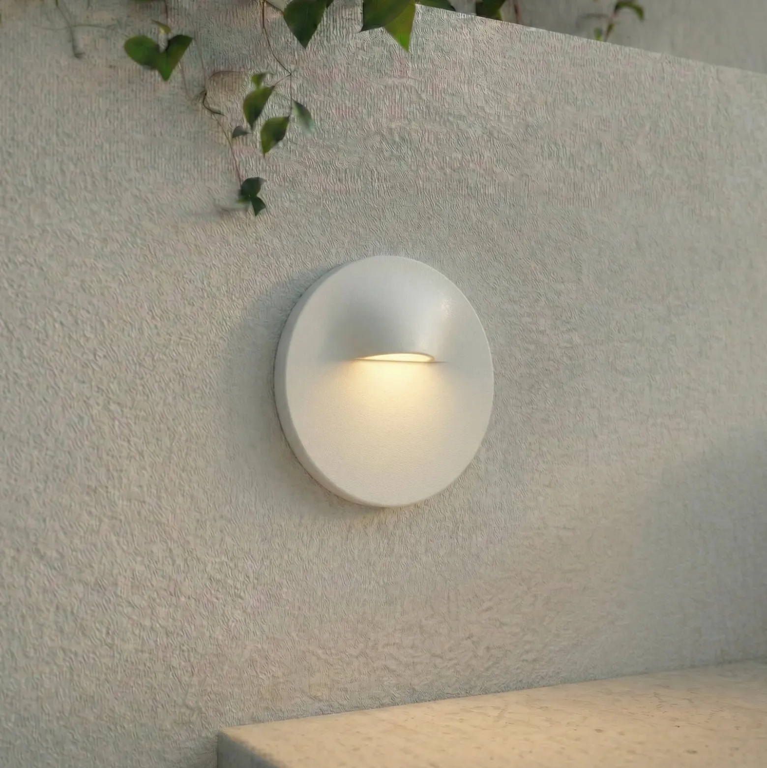 Lindby upotettava LED-seinävalaisin Alune, valkoinen, pyöreä, Ø 8 cm, IP65