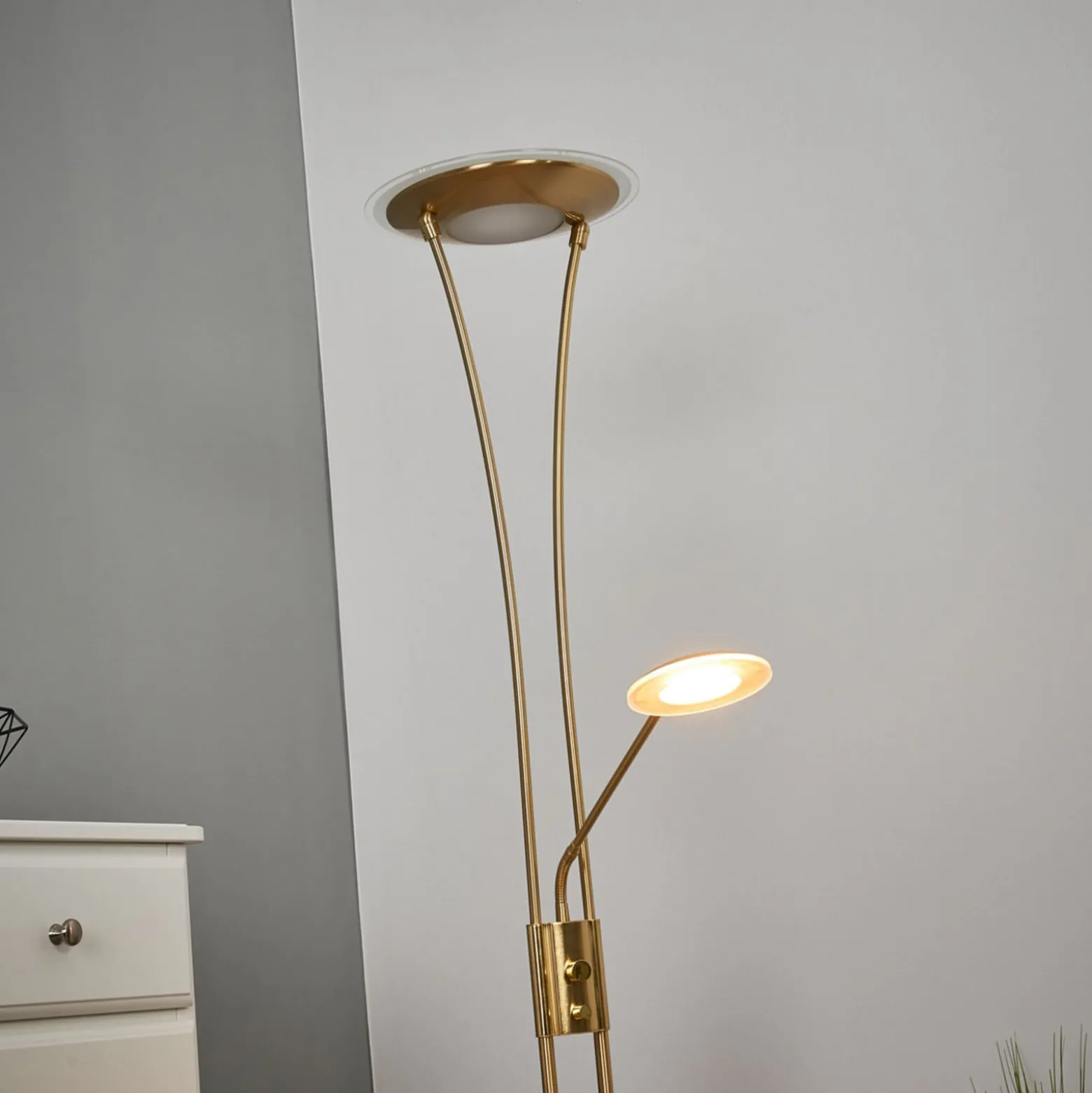 Lindby ylöspäin suunnattu LED-valaisin Eda, korkeus 180 cm, messinki,