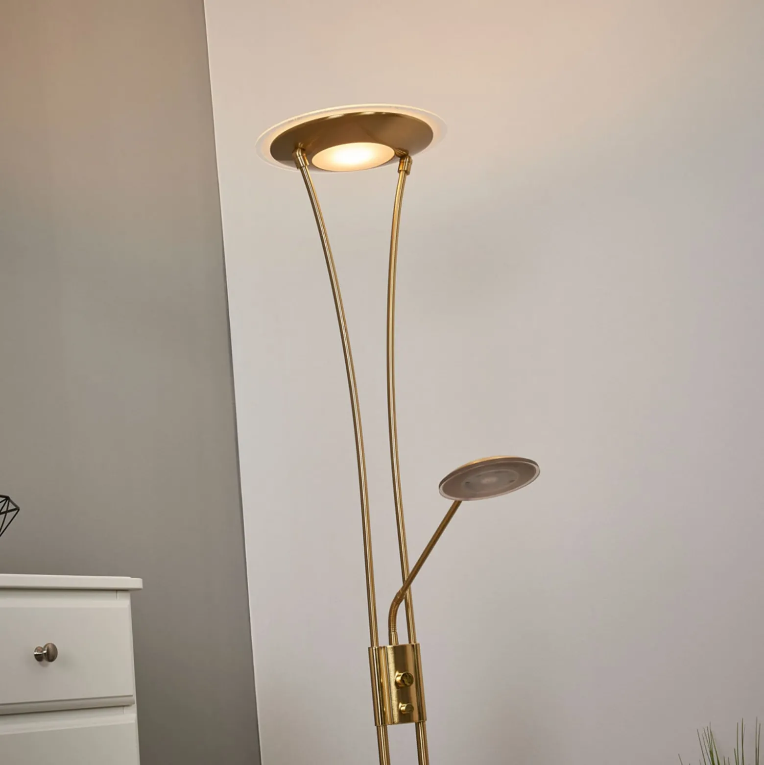 Lindby ylöspäin suunnattu LED-valaisin Eda, korkeus 180 cm, messinki,
