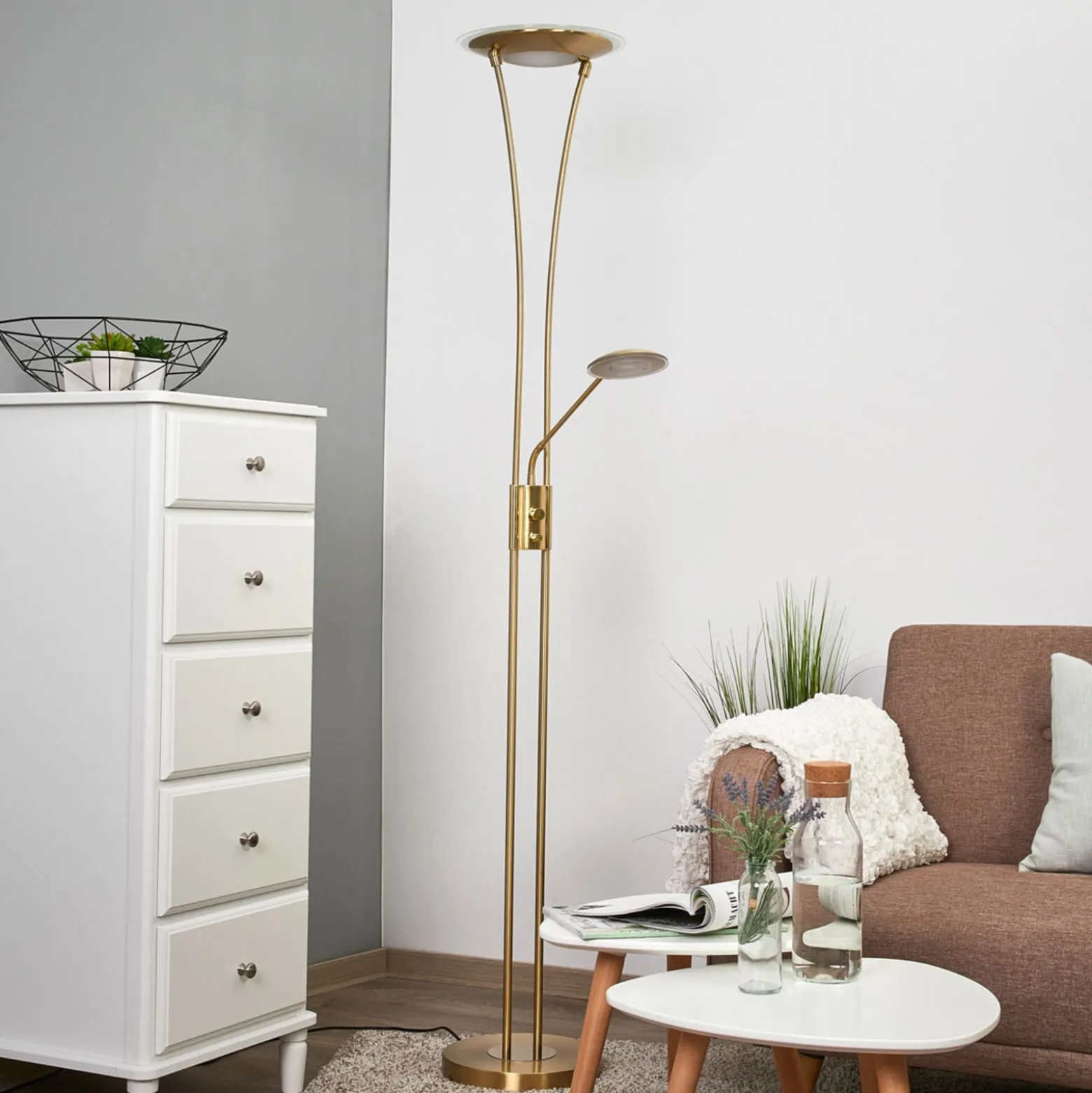 Lindby ylöspäin suunnattu LED-valaisin Eda, korkeus 180 cm, messinki,