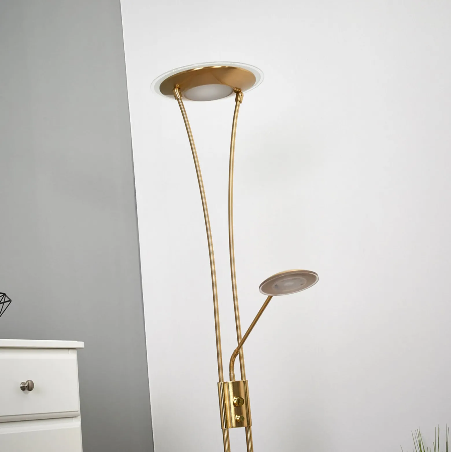 Lindby ylöspäin suunnattu LED-valaisin Eda, korkeus 180 cm, messinki,