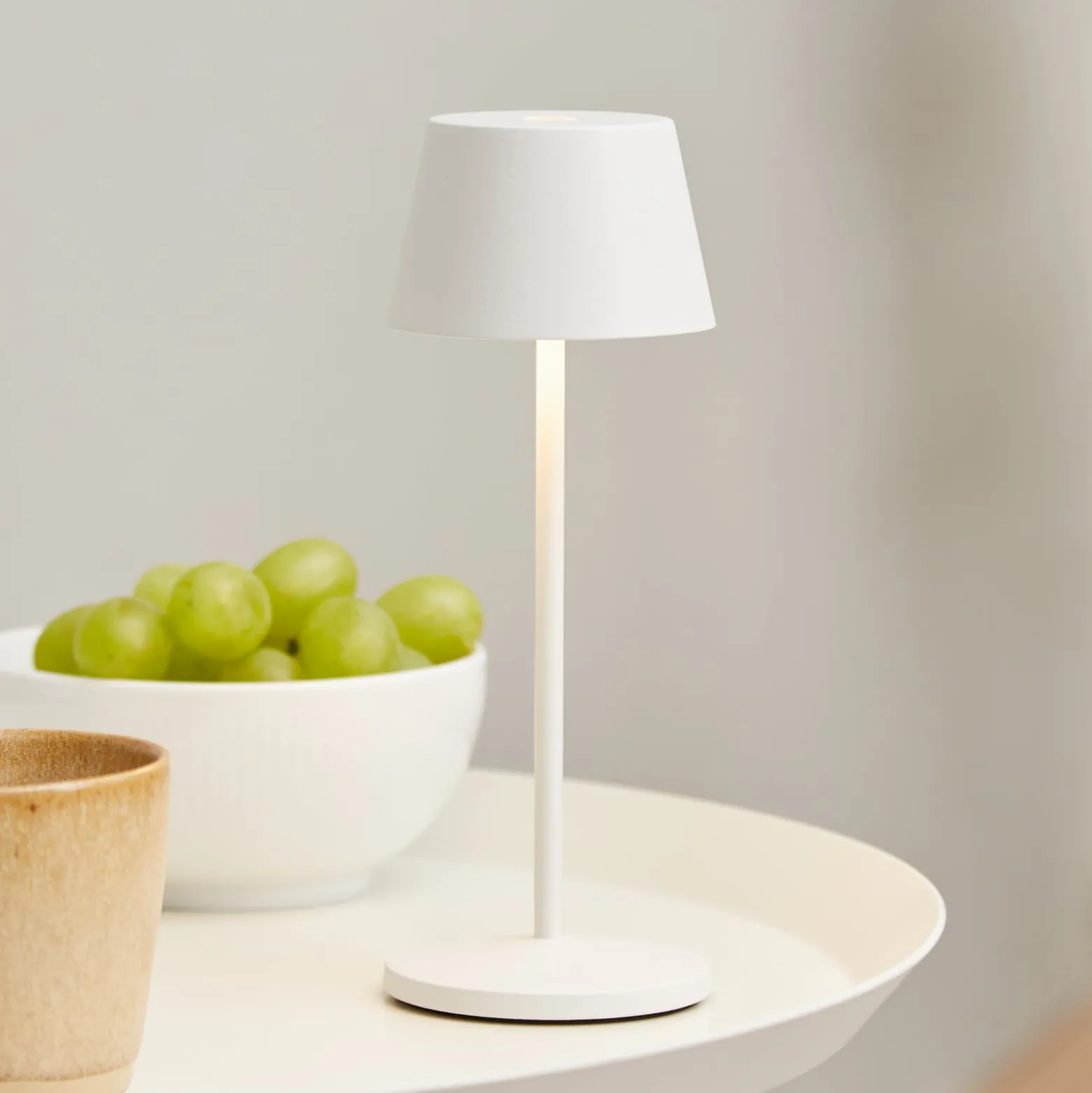 LOOM DESIGN LED-akkukäyttöinen pöytävalaisin Modi Micro, IP65, valkoinen
