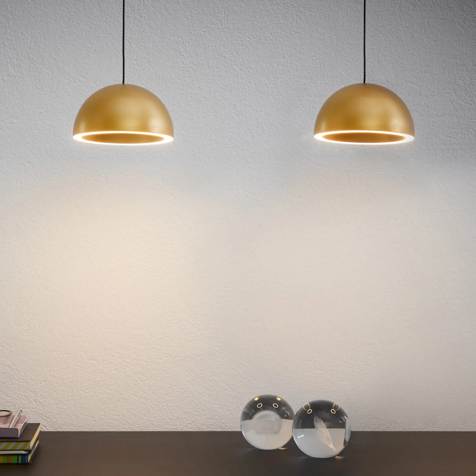 LOOM DESIGN LED-riippuvalaisin Curve, kullansävyinen alumiini, Ø 14 cm