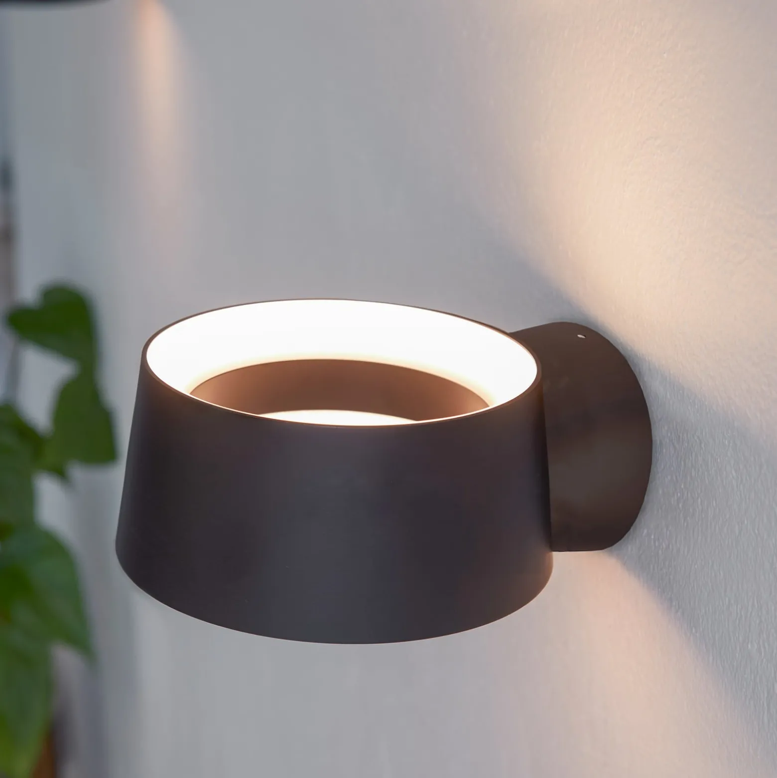 LOOM DESIGN LED-seinävalaisin Cookie musta alumiini Ø 15 cm