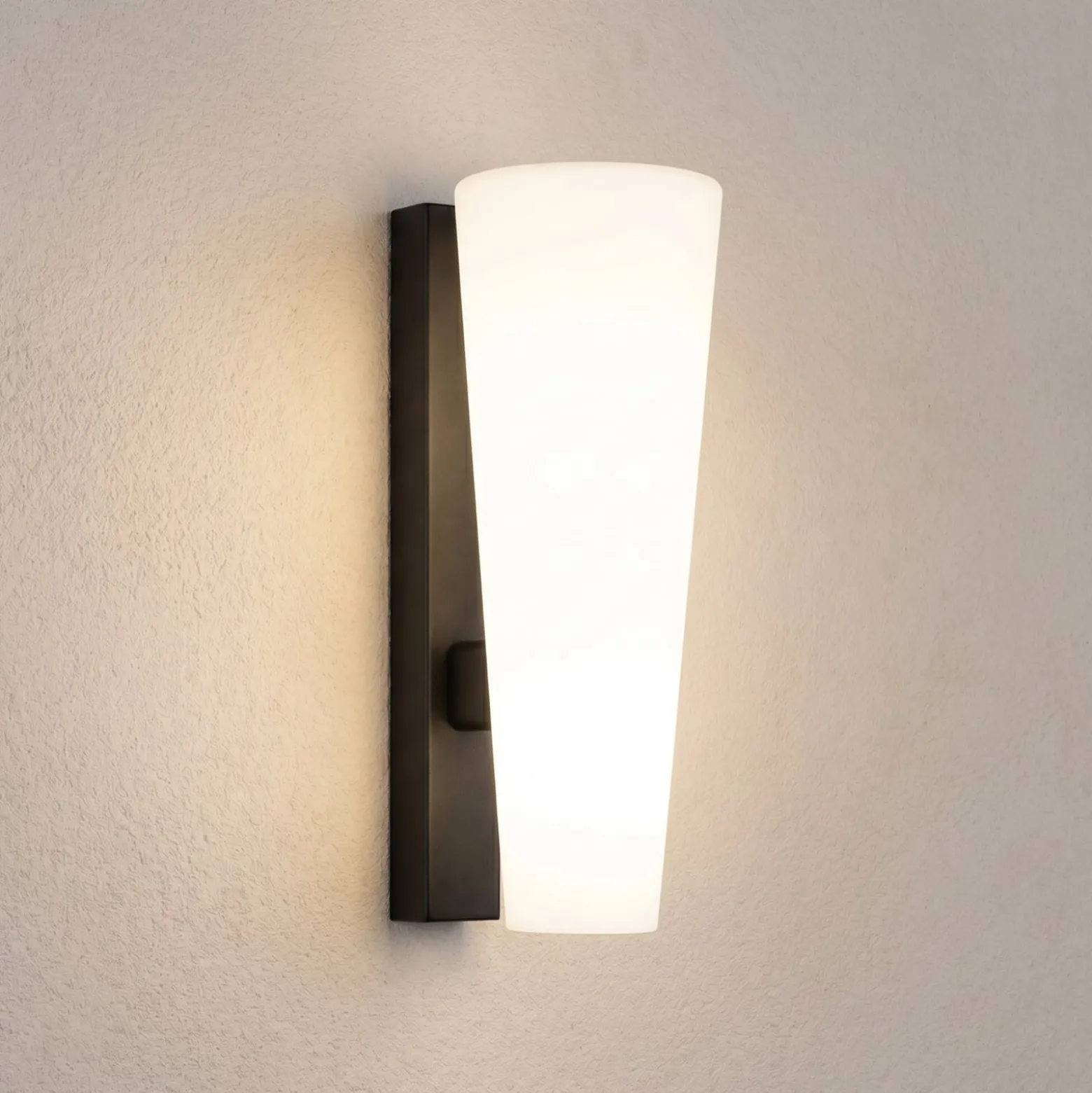 Lucande Jovra LED-ulkoseinävalaisin, musta, korkeus 32 cm