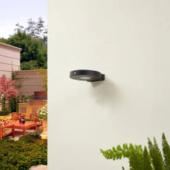 Lucande LED-aurinkokäyttöinen seinälamppu Tavon, pyöreä, musta, anturi