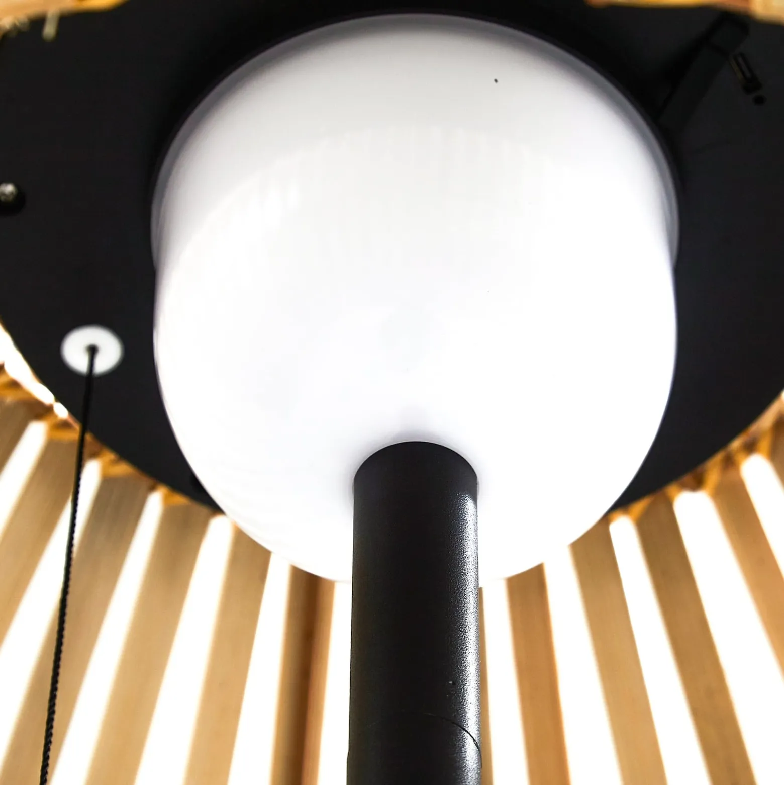 Lucande LED-aurinkolattiavalaisin Eligio, bambu, Ø 39 cm, RGB