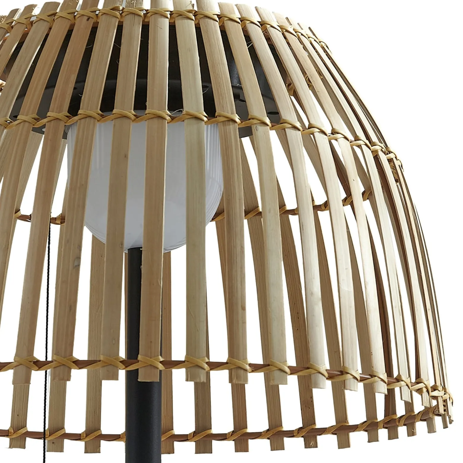 Lucande LED-aurinkolattiavalaisin Eligio, bambu, Ø 39 cm, RGB