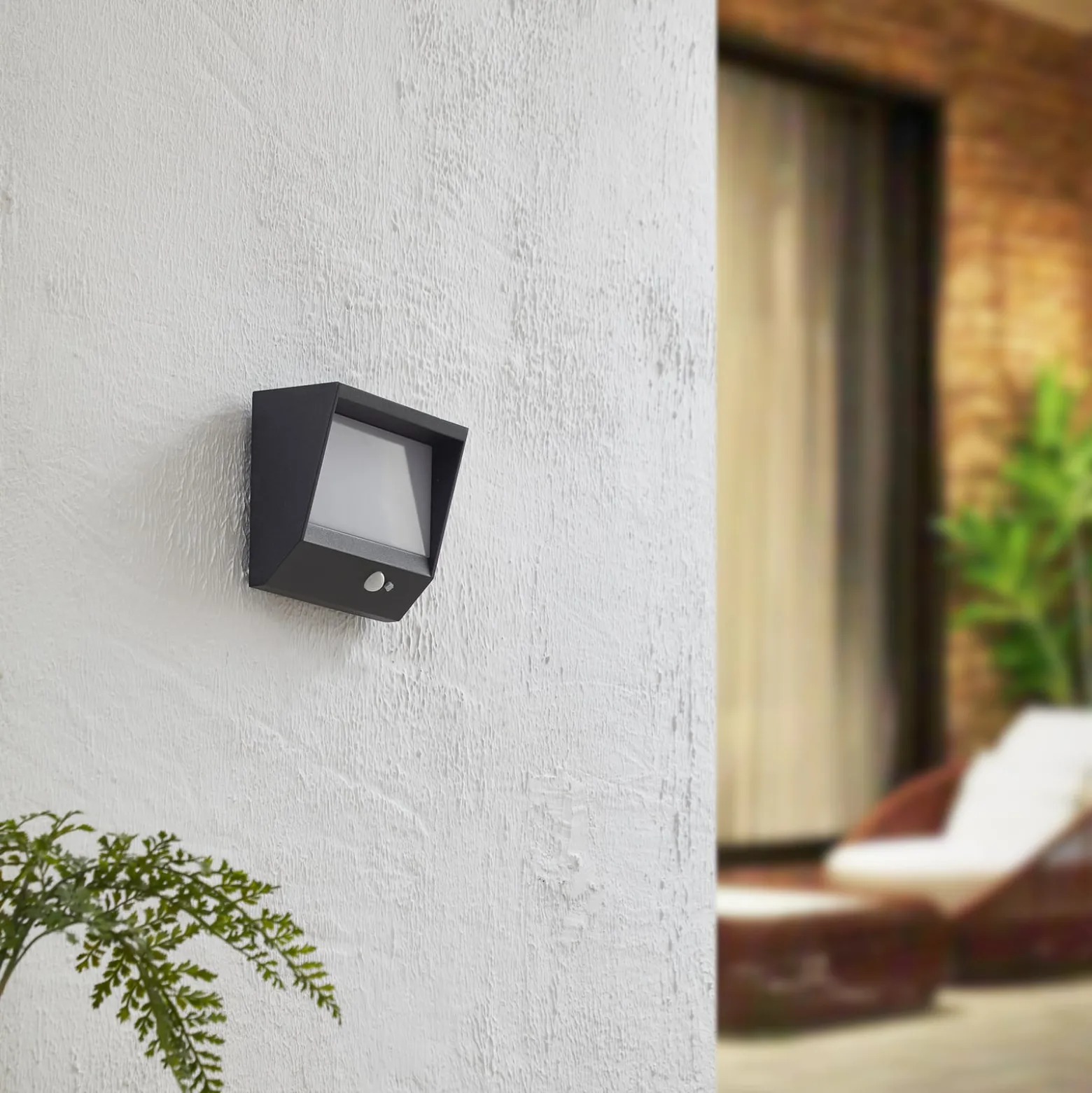 Lucande LED-aurinkoseinävalaisin Dava, 14 cm korkea, alumiini, anturi