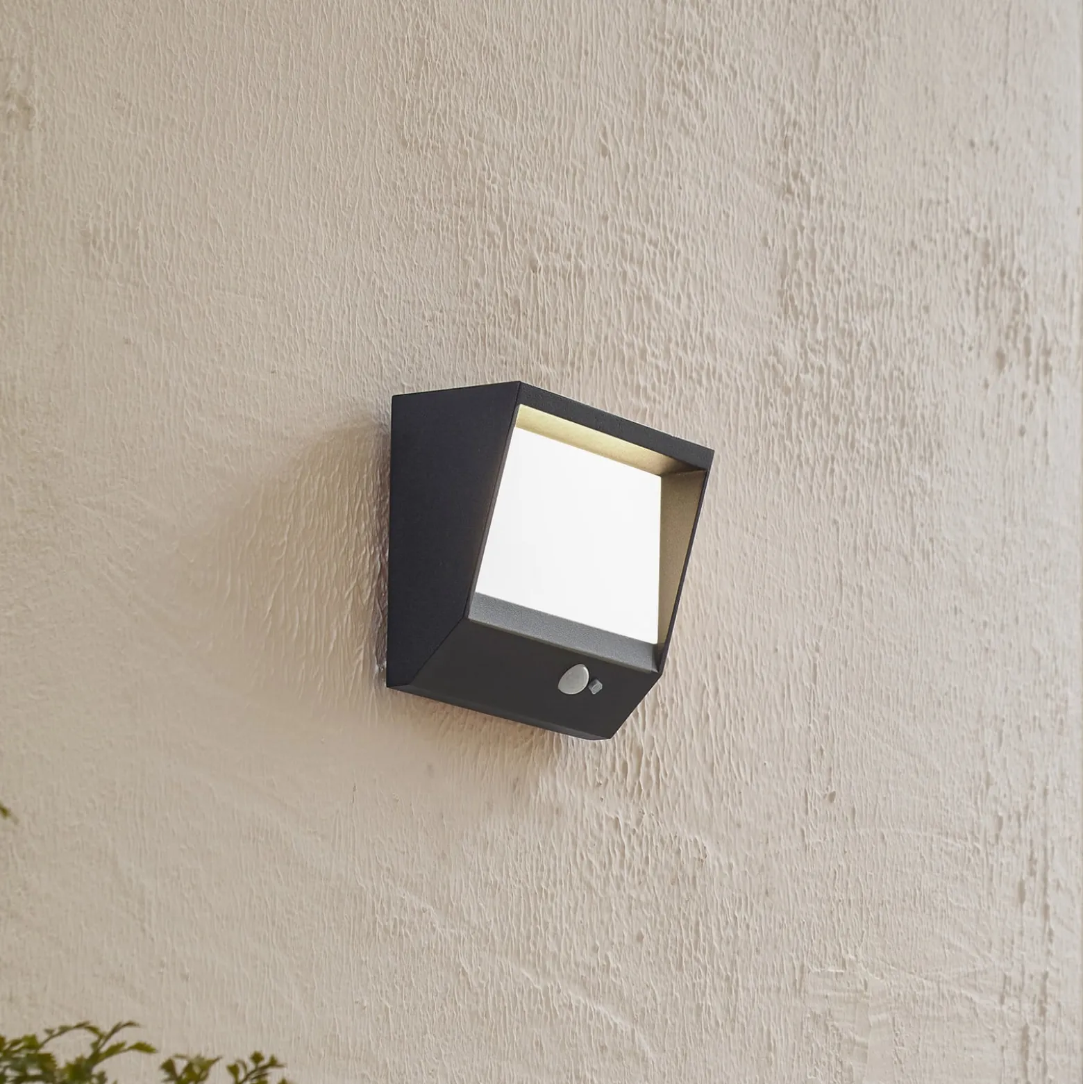 Lucande LED-aurinkoseinävalaisin Dava, 14 cm korkea, alumiini, anturi