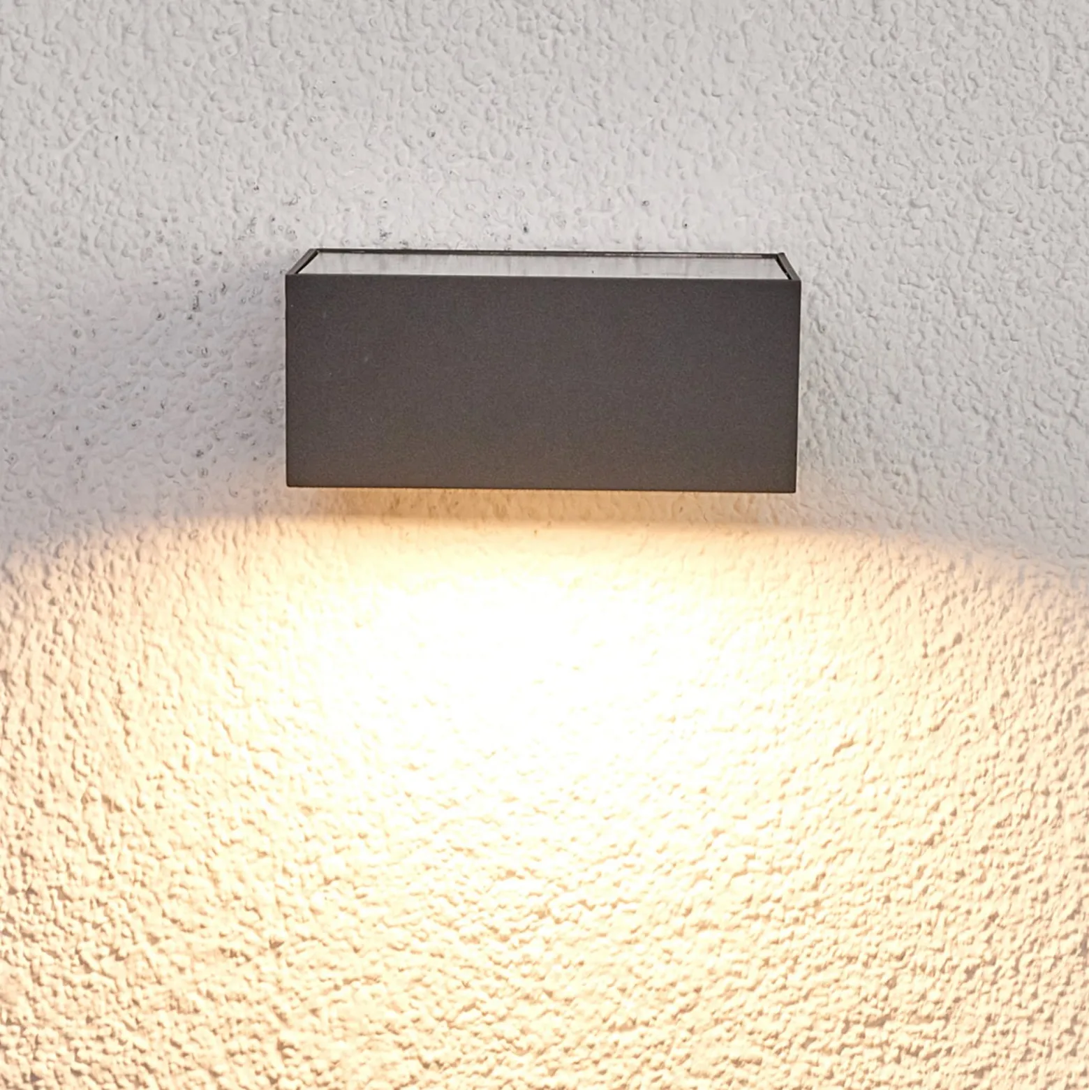 Lucande LED-aurinkoseinävalaisin Mahra, antrasiitti, metalli, anturi