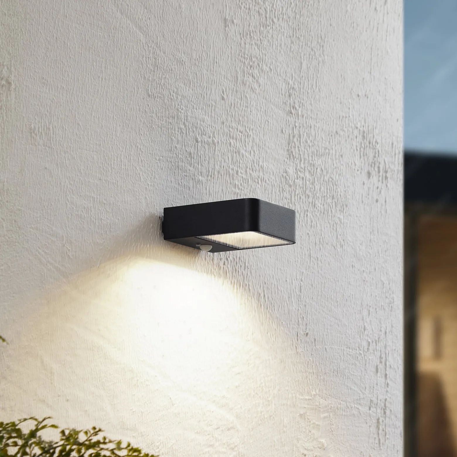 Lucande LED aurinko ulkoseinävalaisin Dava, korkeus 5 cm, anturi