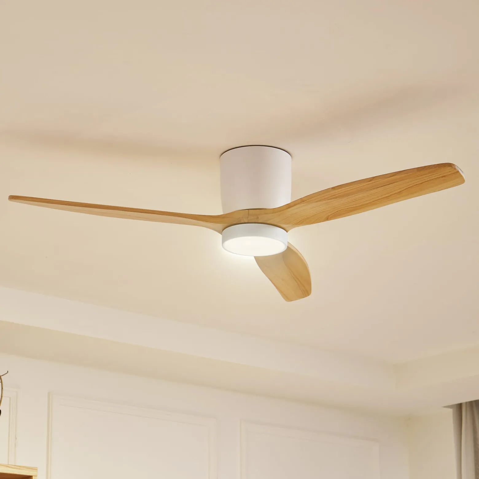 Lucande LED-kattotuuletin Faipari, vaalea puu, DC, 132 cm