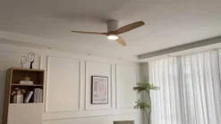 Lucande LED-kattotuuletin Faipari, vaalea puu, DC, 132 cm
