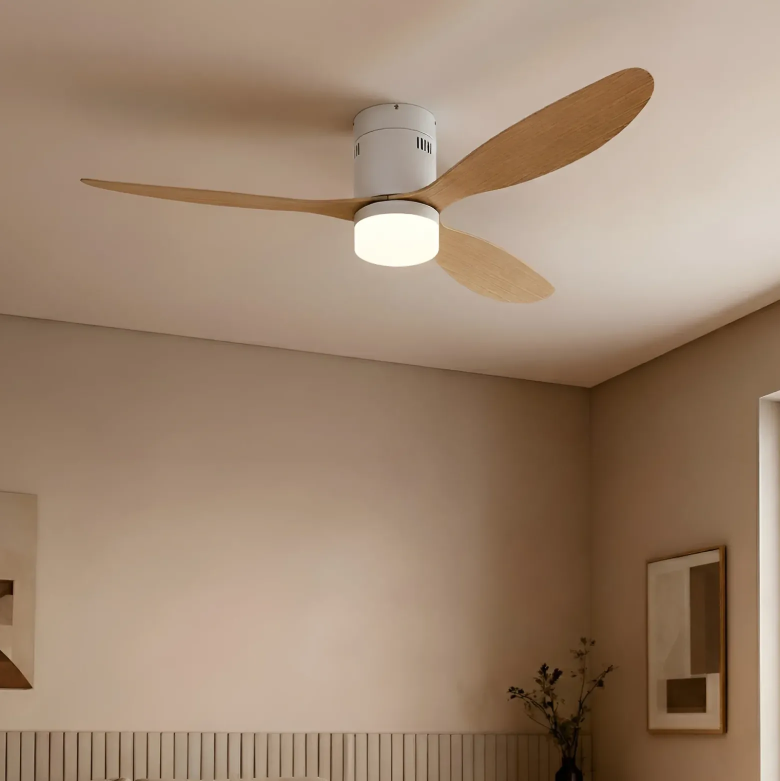 Lucande LED-kattotuuletin Kayu, valkoinen/puu, DC, 132 cm
