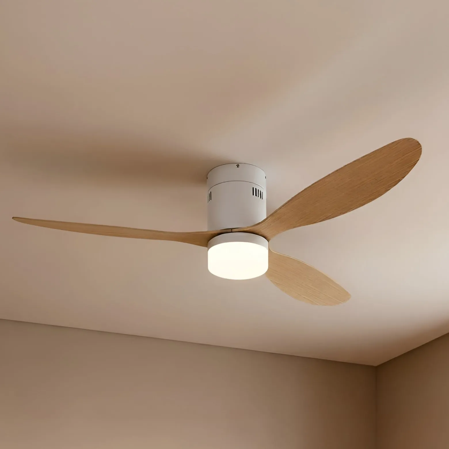 Lucande LED-kattotuuletin Kayu, valkoinen/puu, DC, 132 cm