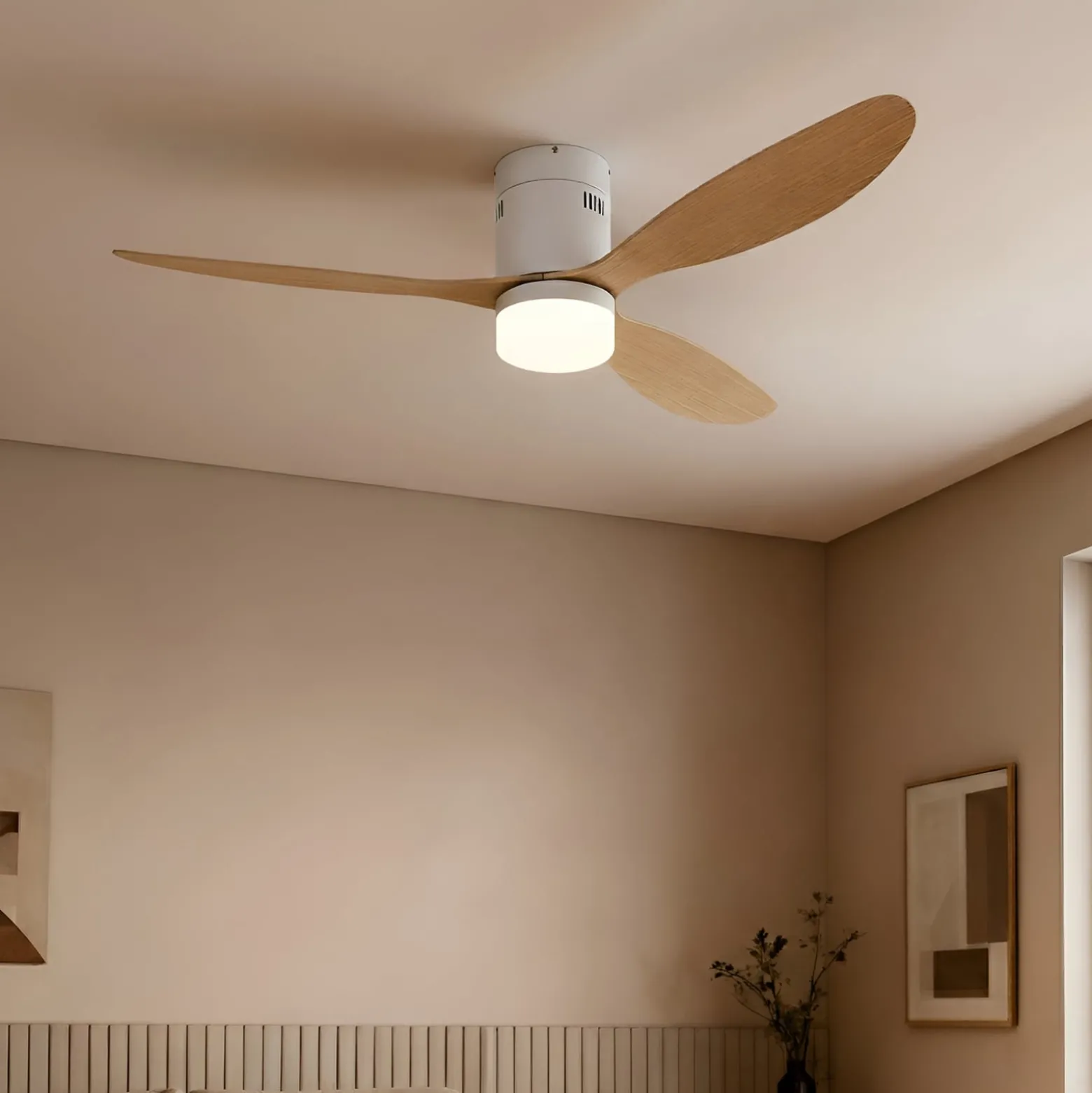 Lucande LED-kattotuuletin Kayu, valkoinen/puu, DC, 132 cm