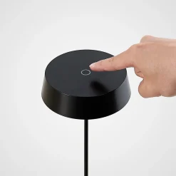 Lucande LED-ladattava pöytävalaisin Tibia, musta, alumiini, USB, IP54