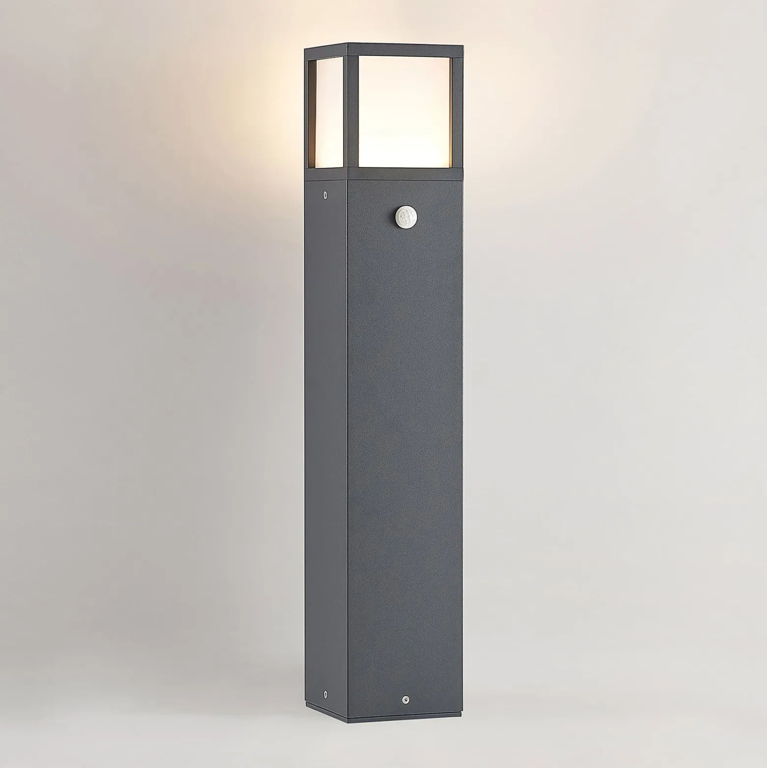 Lucande LED-polkujen valaisin Dewari, liiketunnistin, 65 cm, IP54