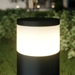 Lucande LED-pollarilamppu Corban, harmaa, ovi, pistorasiat, IP44