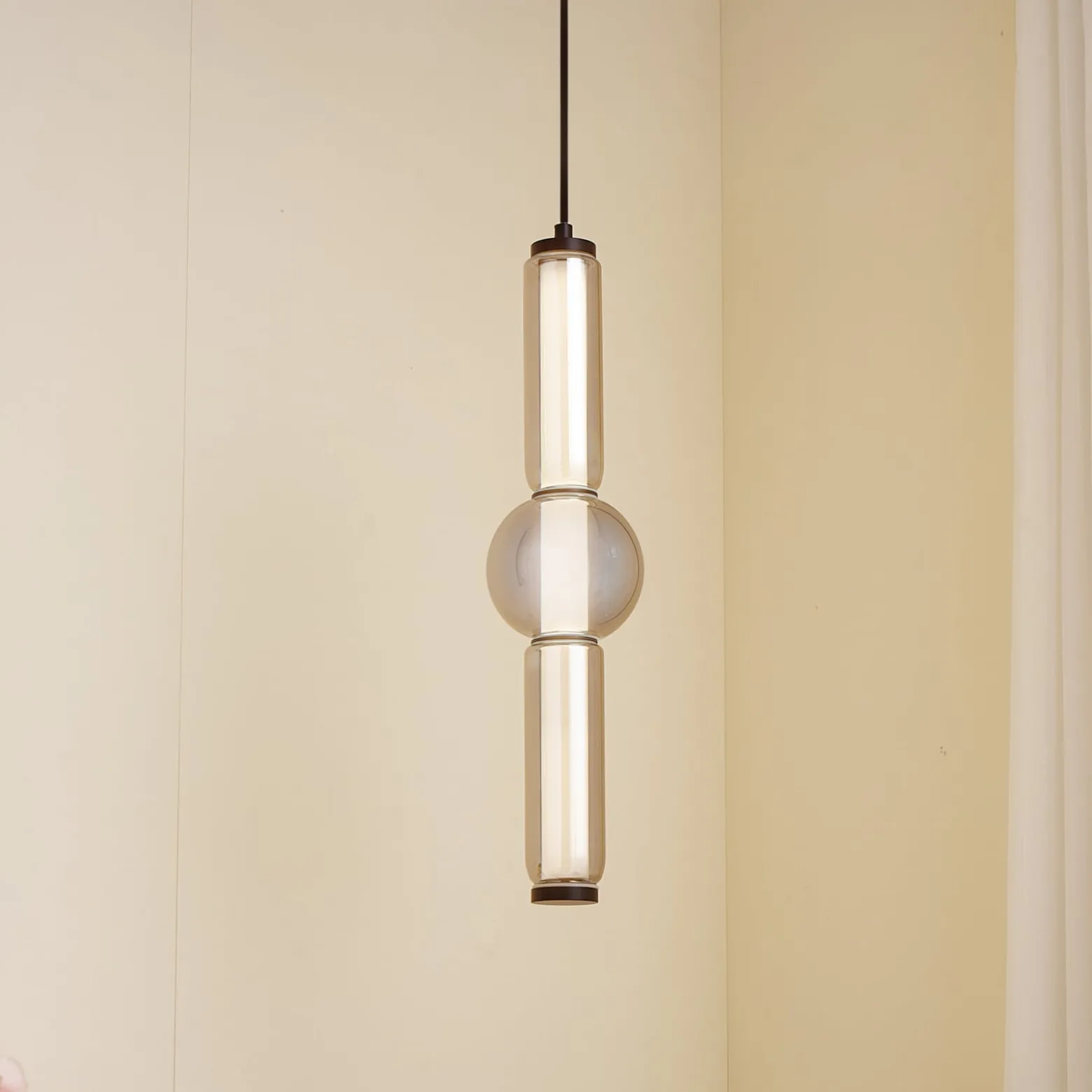 Lucande LED-riippuvalaisin Savete, savunharmaa, lasi, Ø 12 cm