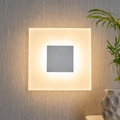 Lucande LED-seinävalaisin Berlind, 26 cm, valkoinen, lasi, metallia