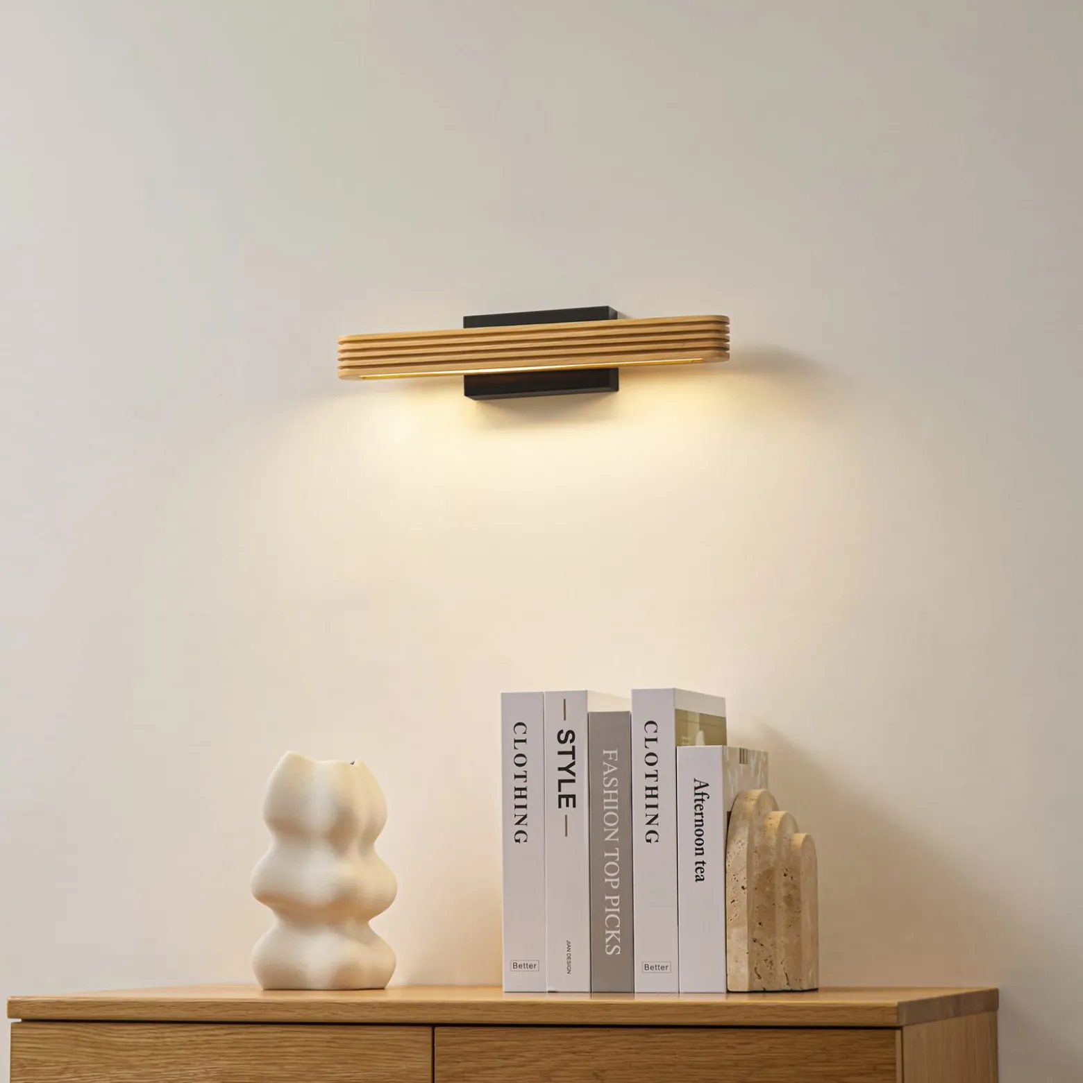 Lucande LED-seinävalaisin Lieske, 40 cm, puu, musta