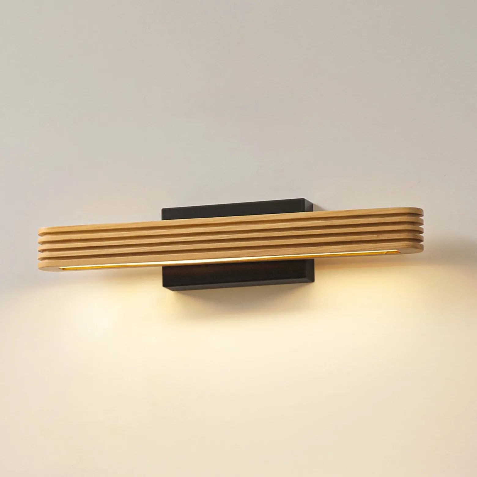 Lucande LED-seinävalaisin Lieske, 40 cm, puu, musta