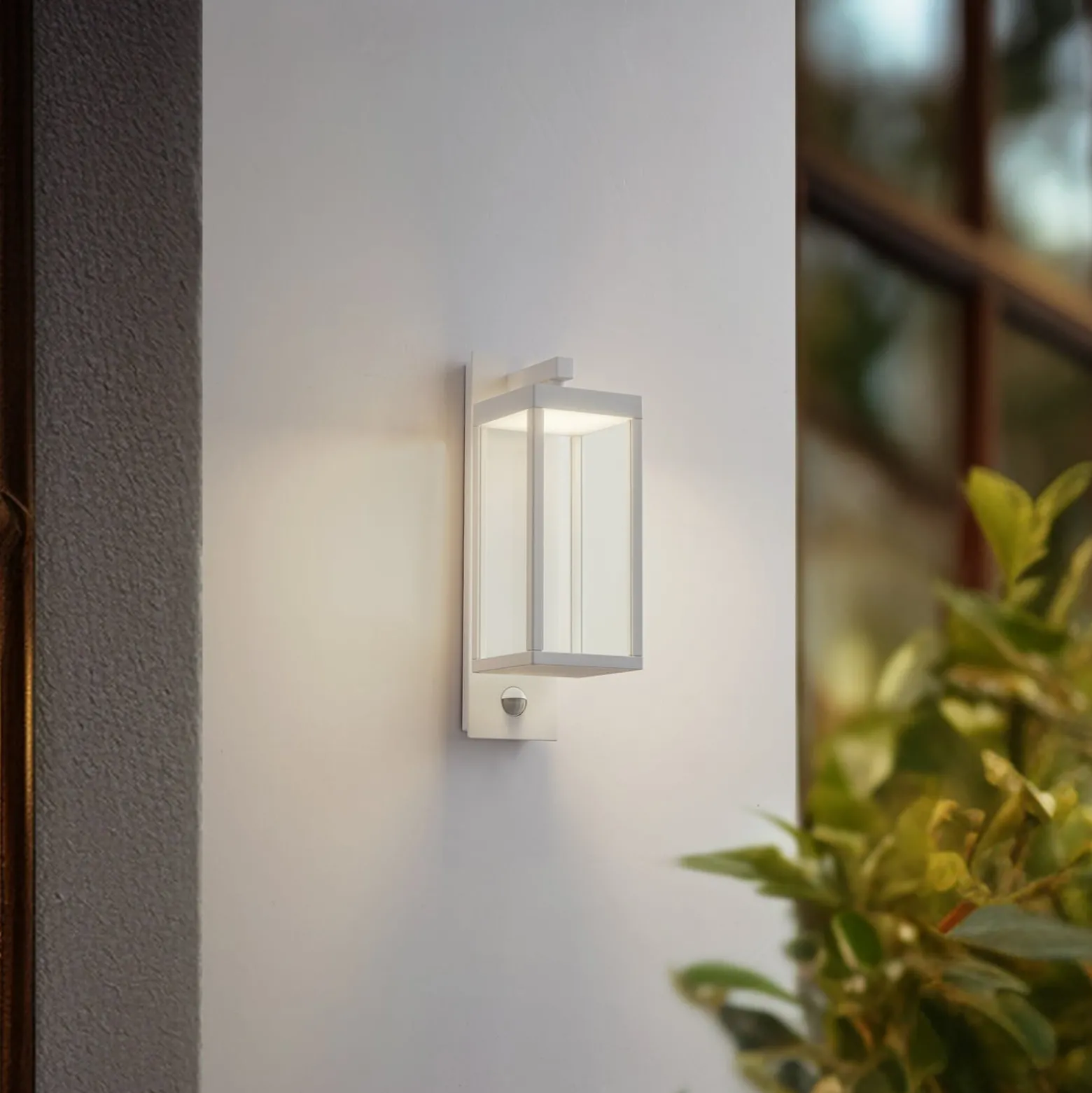 Lucande LED-ulkoseinälamppu Ferdinand, valkoinen, liiketunnistin, 38 cm