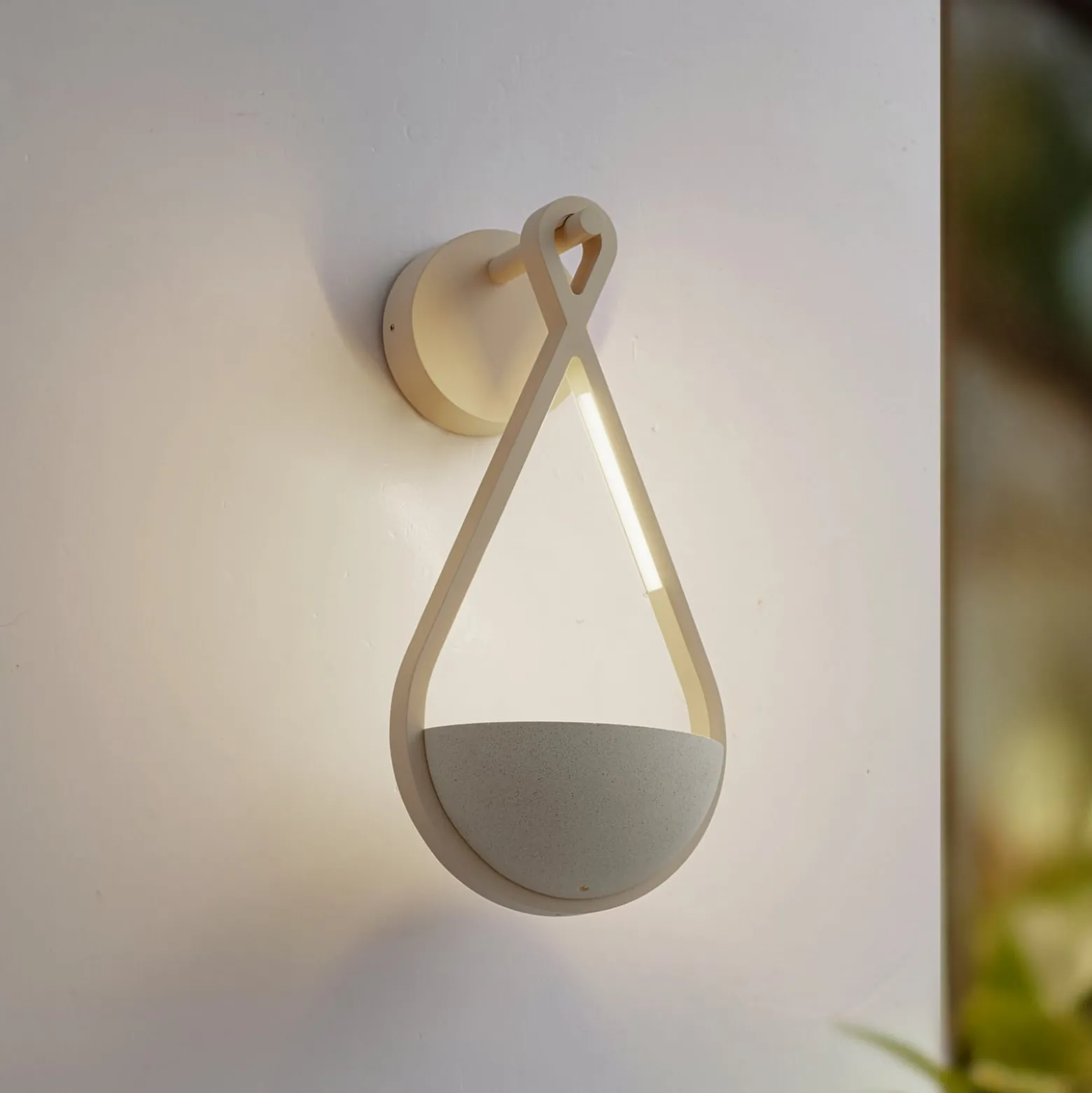 Lucande LED-ulkoseinälamppu Florka, betoni, kukkakori, IP54
