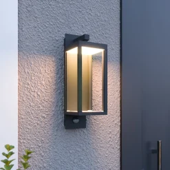 Lucande LED-ulkoseinävalaisin Ferdinand, anturi, tummanharmaa