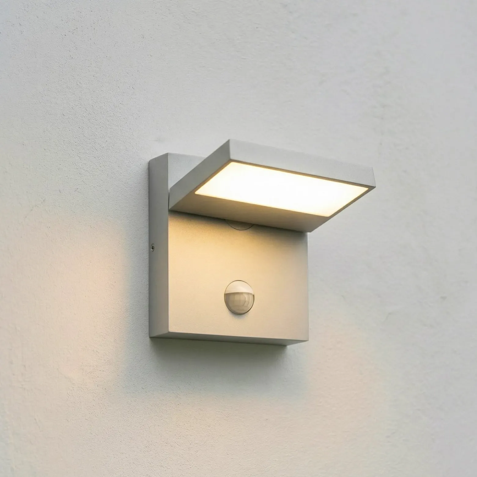Lucande LED-ulkoseinävalaisin Silvan, kiviharmaa, liiketunnistin, IP54
