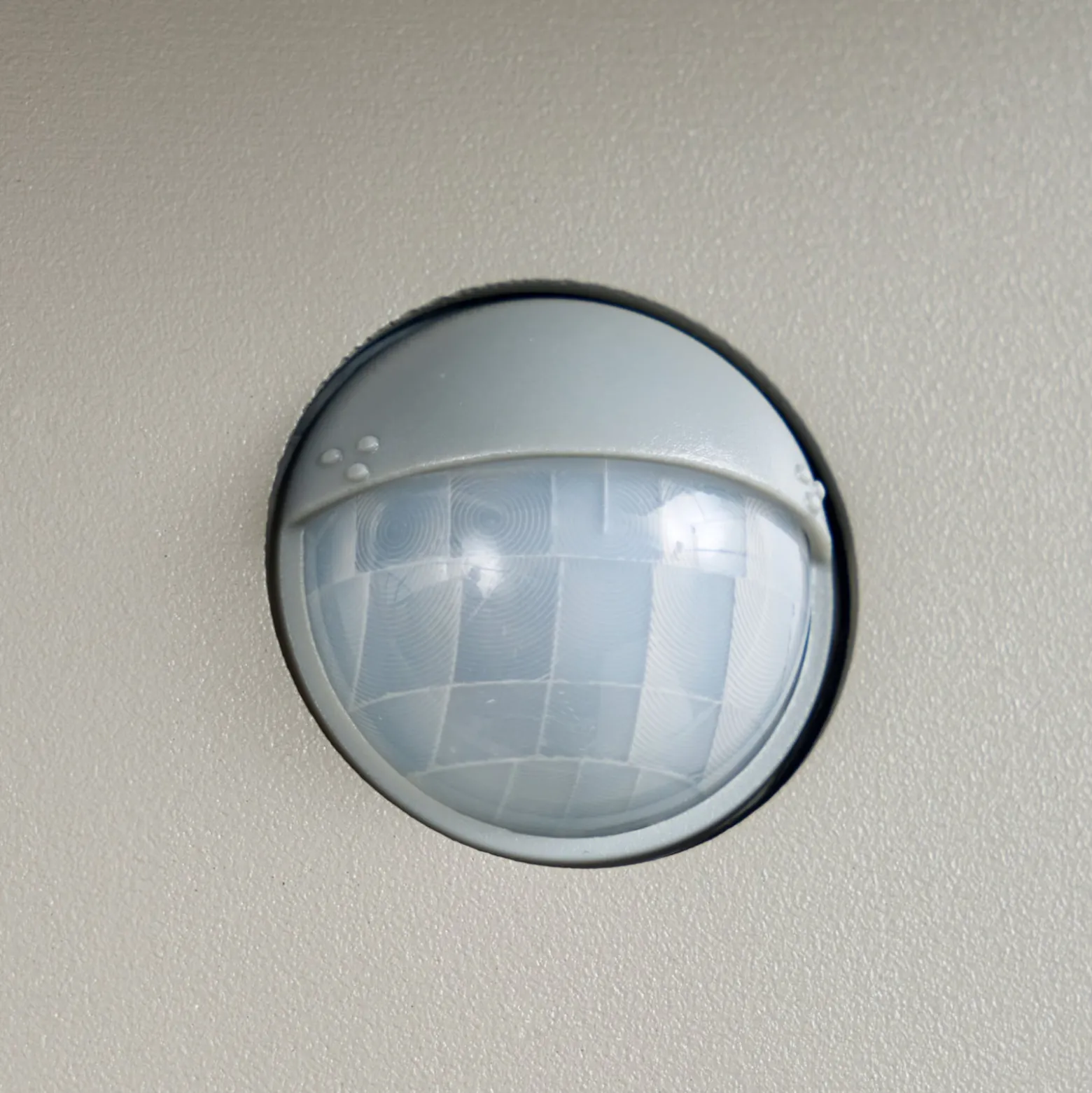 Lucande LED-ulkoseinävalaisin Silvan, kiviharmaa, liiketunnistin, IP54