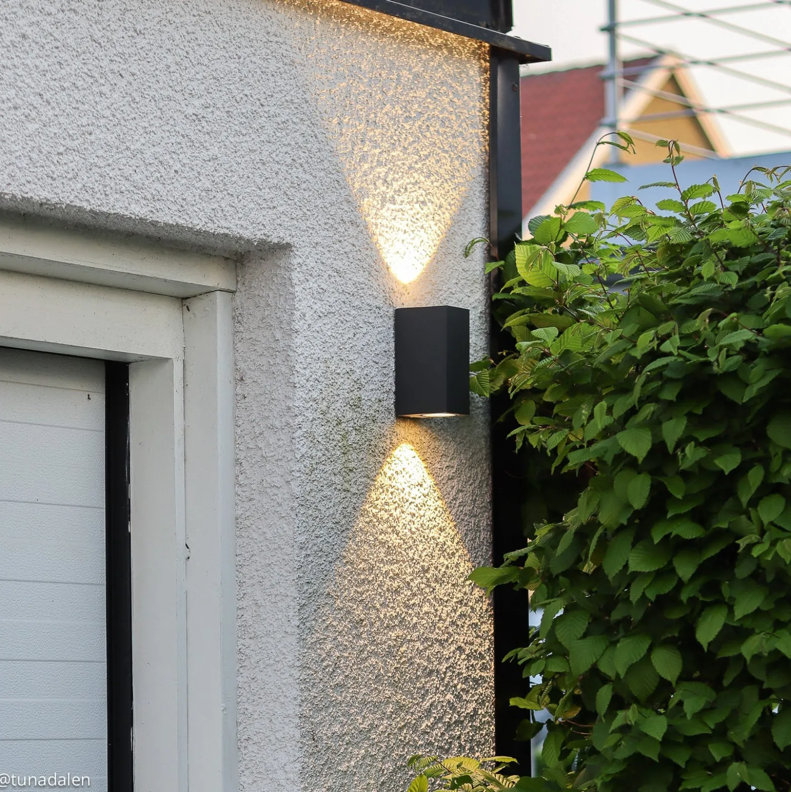 Lucande LED-ulkoseinävalaisin Tavi, korkeus 15 cm, musta