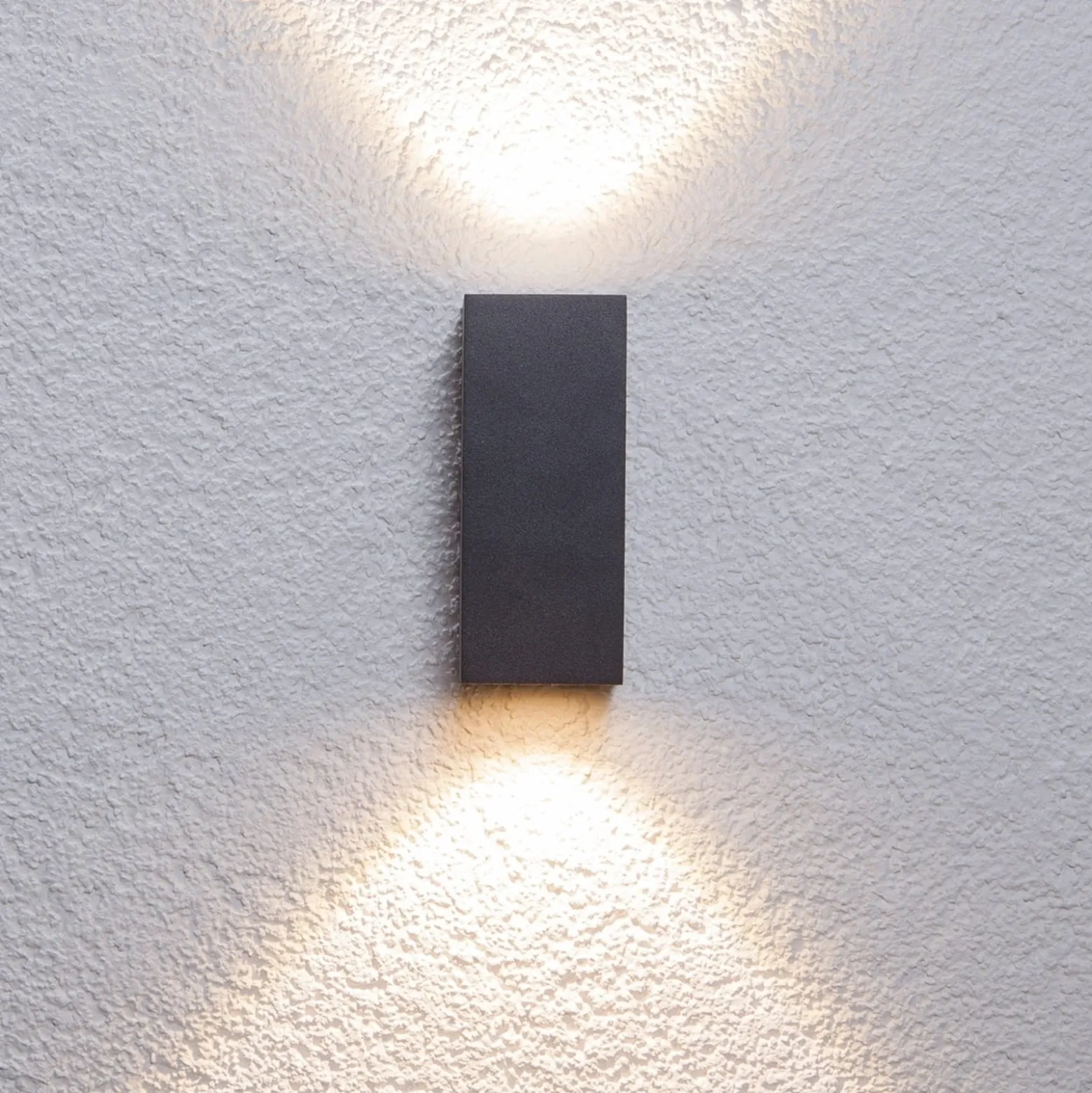 Lucande LED-ulkoseinävalaisin Tavi, korkeus 15 cm, musta