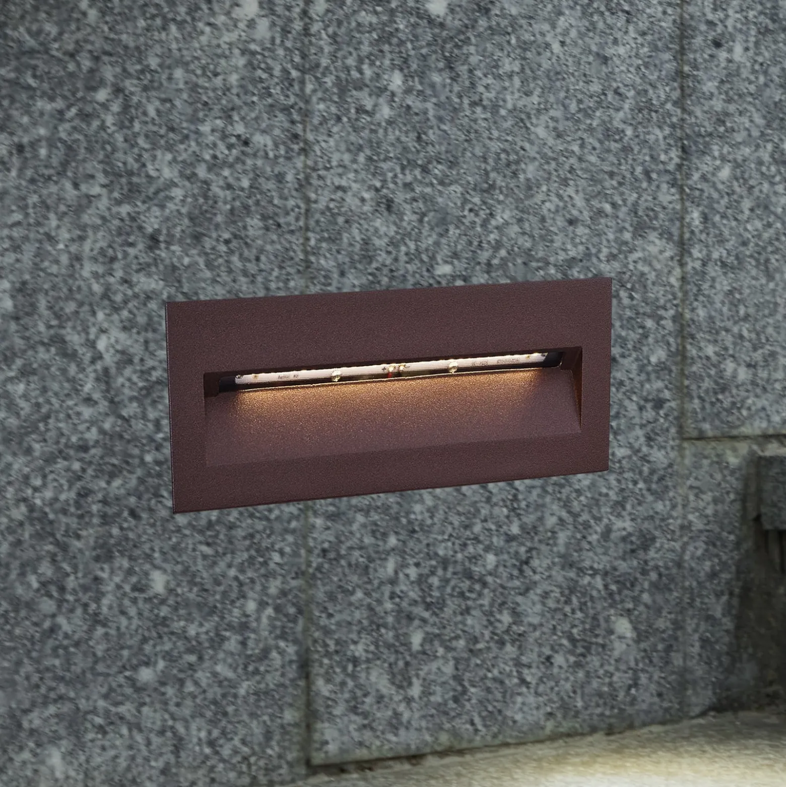 Lucande LED upotettava seinävalaisin Loya, 23 x 8 cm, ruoste, IP54