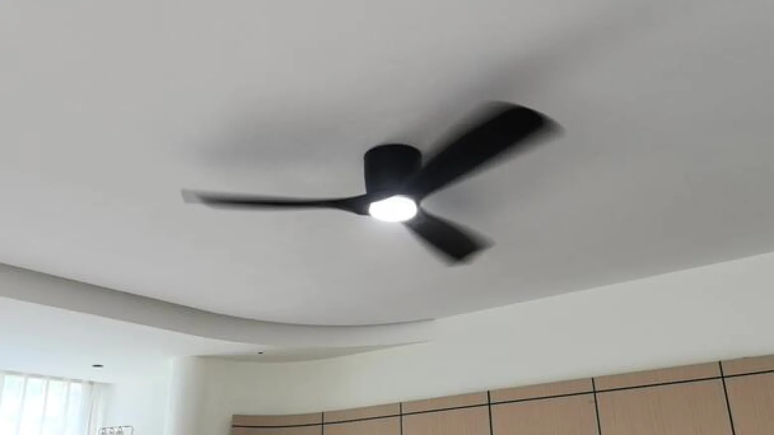 Lucande Smart LED-kattotuuletin Moneno, musta, DC, Tuya
