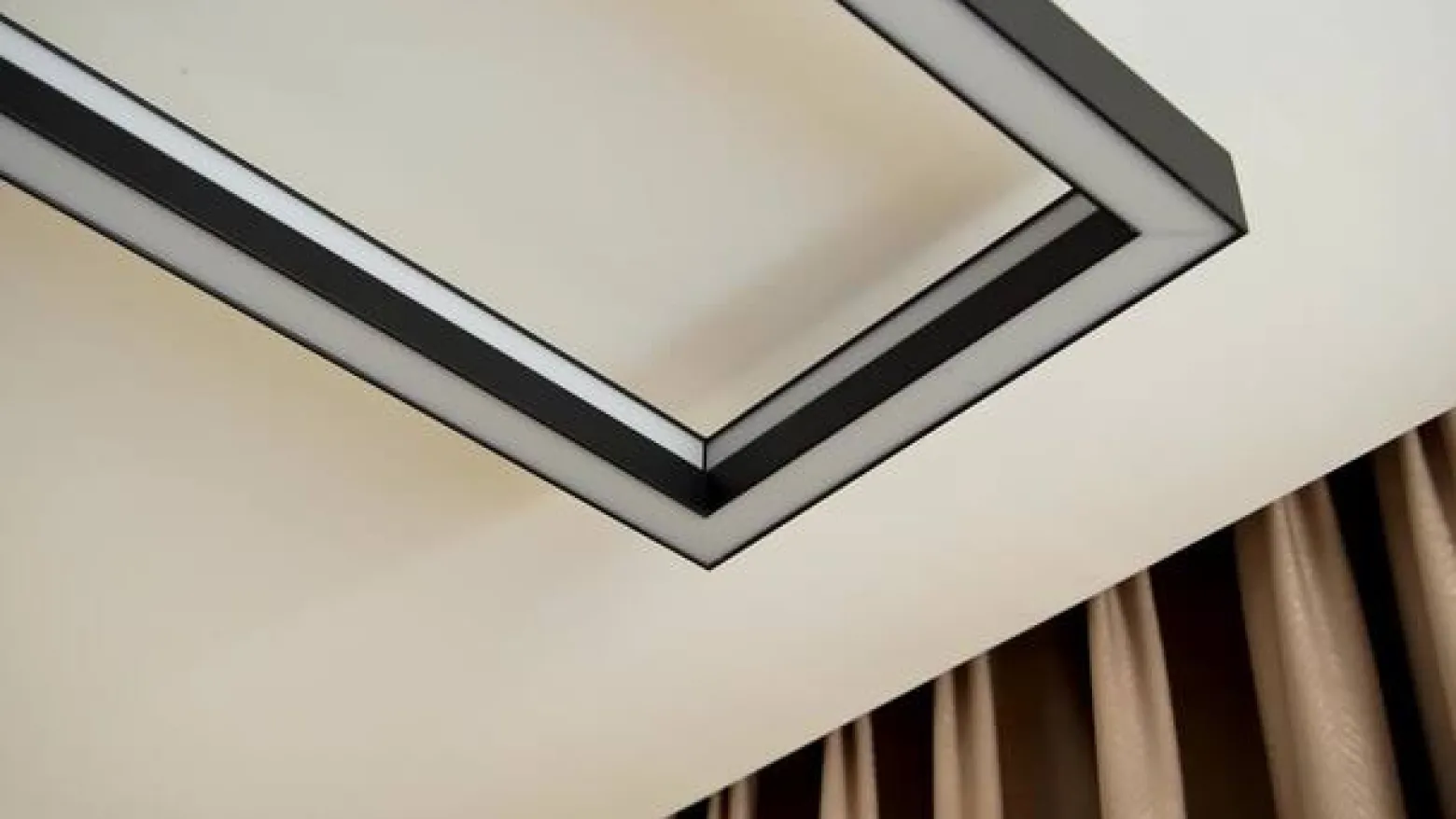 Lucande Smart LED-kattovalaisin Tjado, 100 cm, musta, RGBW
