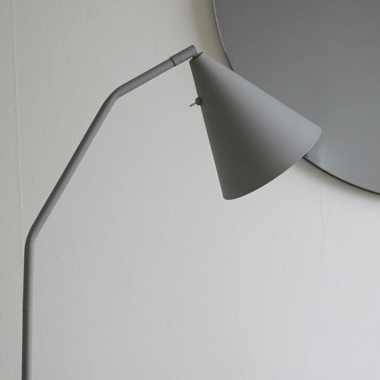 Markslöjd LED-lattiavalaisin Funil, harmaa, metalli, himmennettävä