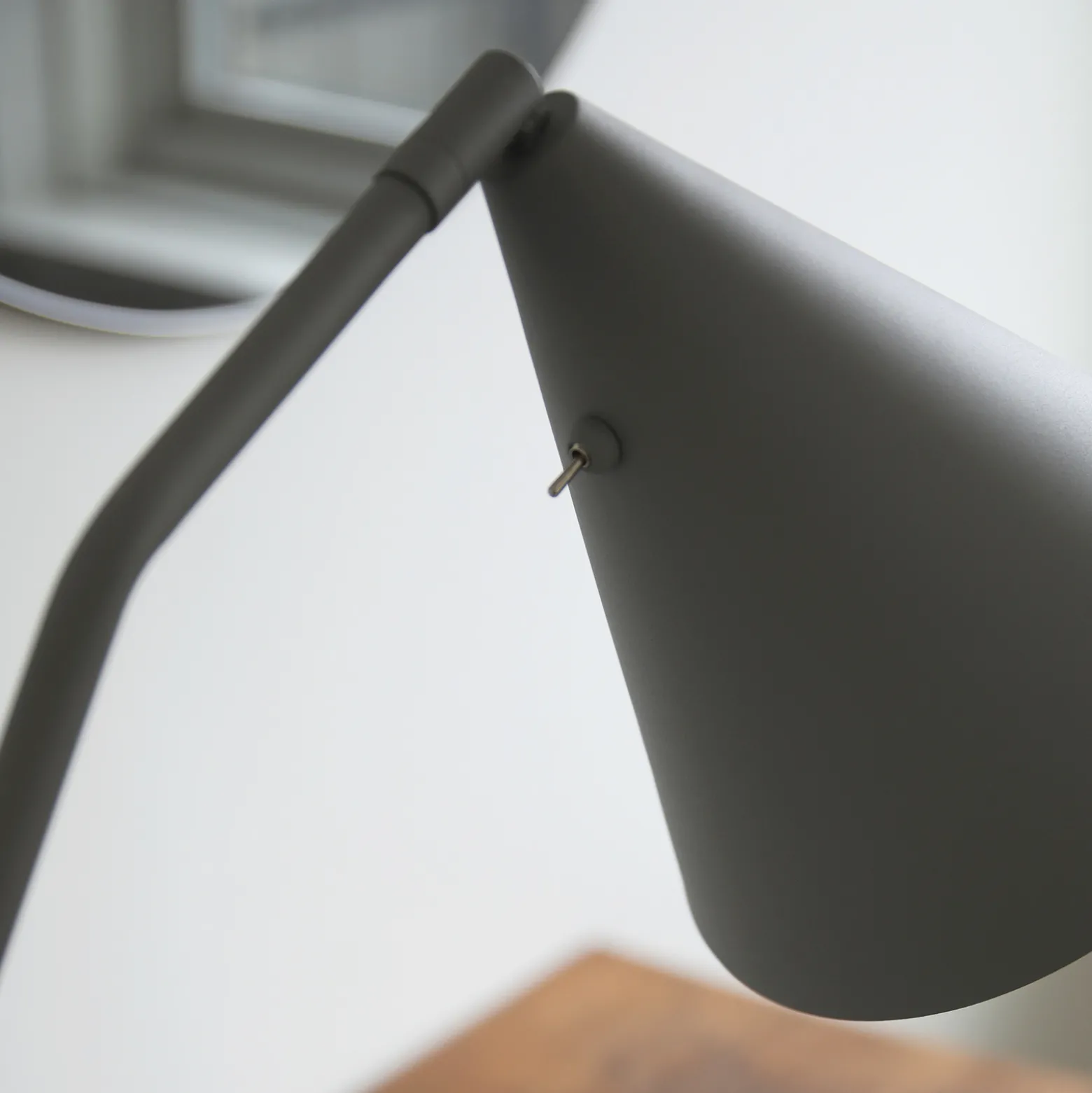 Markslöjd LED-lattiavalaisin Funil, harmaa, metalli, himmennettävä